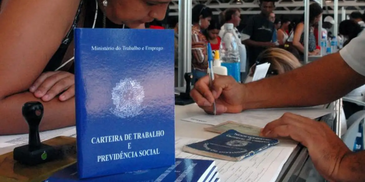 Vagas com carteira assinada oferecem salários acima de R$ 2,1 mil; confira os requisitos para participar